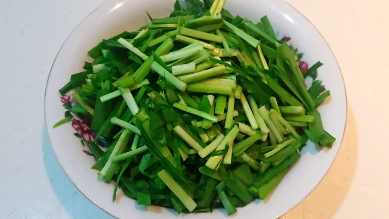 韭菜炒豆芽,把韭菜切成寸段