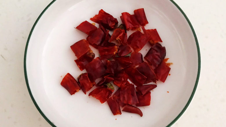 菠菜拌花生米,把干红辣椒剪成小段