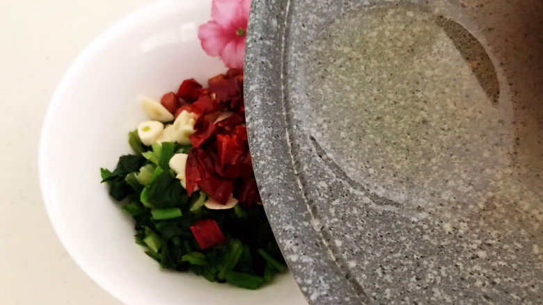 菠菜拌花生米,把玉米油浇到干红辣椒段和蒜片上面