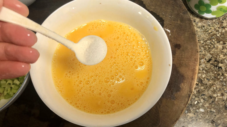 虾仁跑蛋➕东风吹作黄金色,搅拌成均匀蛋液，加半茶匙食盐，这个咸淡根据自己口味调整