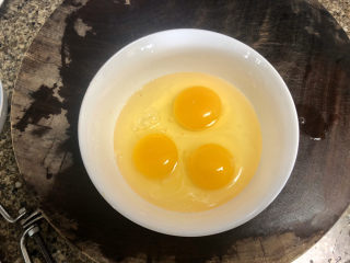 虾仁跑蛋➕东风吹作黄金色,剩下的鸡蛋打入碗中