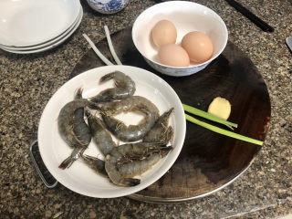 虾仁跑蛋➕东风吹作黄金色,食材合照：新鲜🦐8个，可以多一点更好吃，家里只有这么多了😭。鸡蛋3个，姜一小块，小葱两根