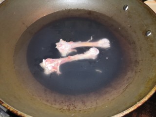 浓香咖喱鸡饭,锅中烧水，放入拆下来的骨头熬汤，后面有用