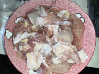 浓香咖喱鸡饭,去骨鸡腿切块，加盐和料酒腌制10分钟