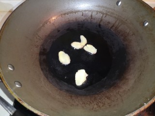 浓香咖喱鸡饭,锅里烧油，下姜片