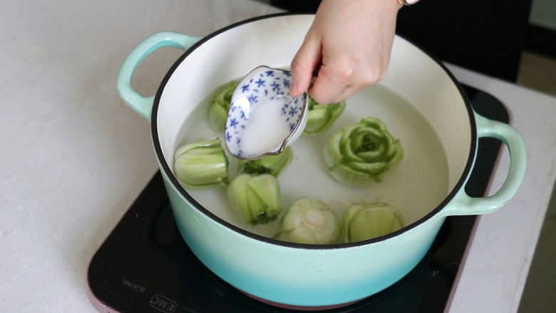 蒜蓉小油菜,放到清水里加入盐，浸泡10分钟