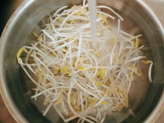 韭菜炒豆芽,豆芽菜用清水冲洗干净