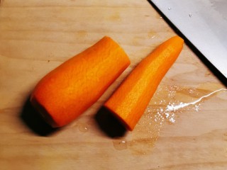 韭菜炒豆芽,胡萝卜去皮 用半个