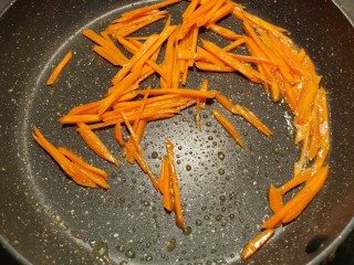 韭菜炒豆芽,起油锅  油热后放入胡萝卜丝 翻炒变软