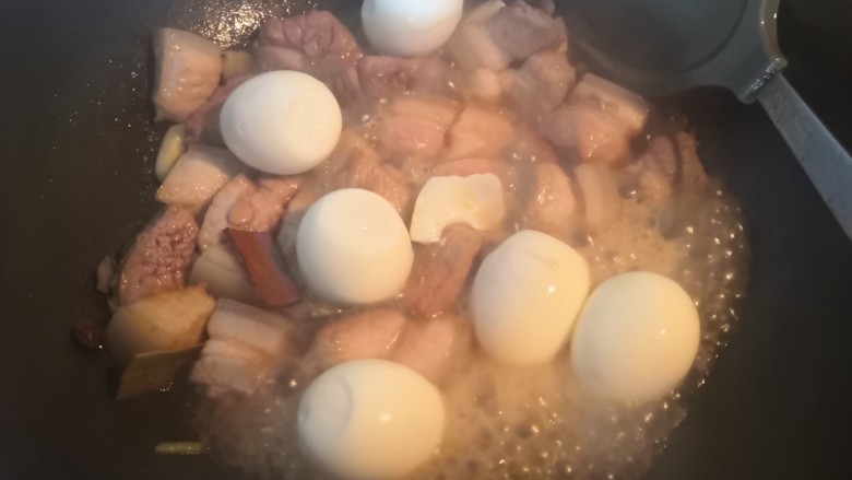 卤蛋红烧肉,放入鸡蛋