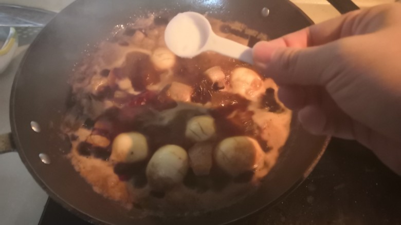 卤蛋红烧肉,加适量盐，大火烧开，转小火慢慢收干汤汁，至少40分钟，如果想肉软烂，时间可加长
