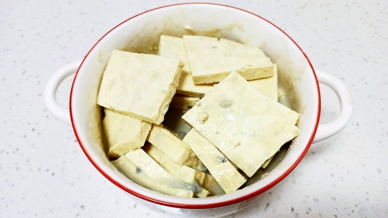 自制臭豆腐,使每块豆腐都均匀的粘上臭豆腐