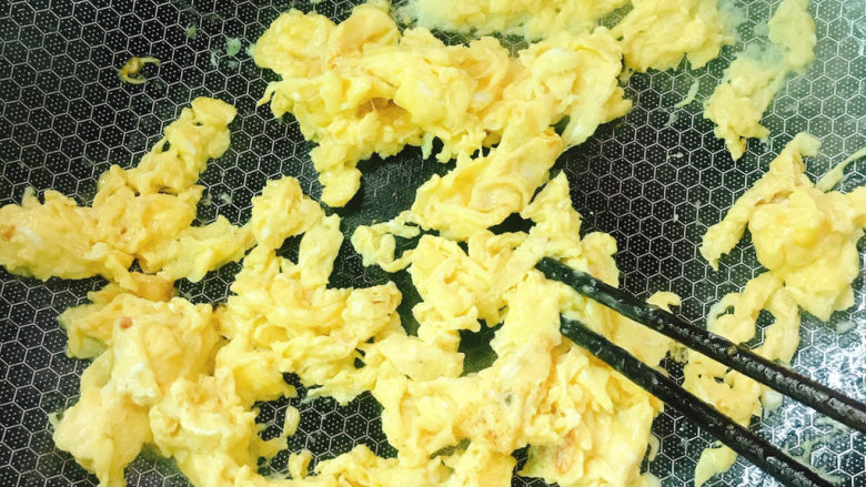 虾仁跑蛋,炒至蛋液差不多凝固。