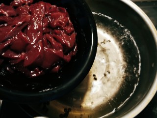 蒜苗炒猪肝,汤锅加入清水和花椒 煮开 放入猪肝片 焯水