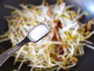 韭菜炒豆芽,再根据个人口味，加入适量的盐调味。