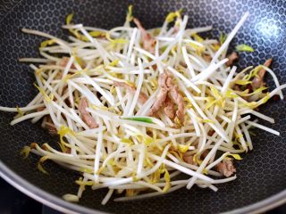 韭菜炒豆芽,加入洗净的绿豆芽，翻炒均匀。