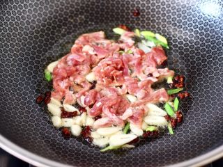 韭菜炒豆芽,这个时候加入腌制好的梅花肉。