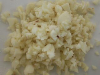 菠菜拌花生米,把蒜切成末备用。