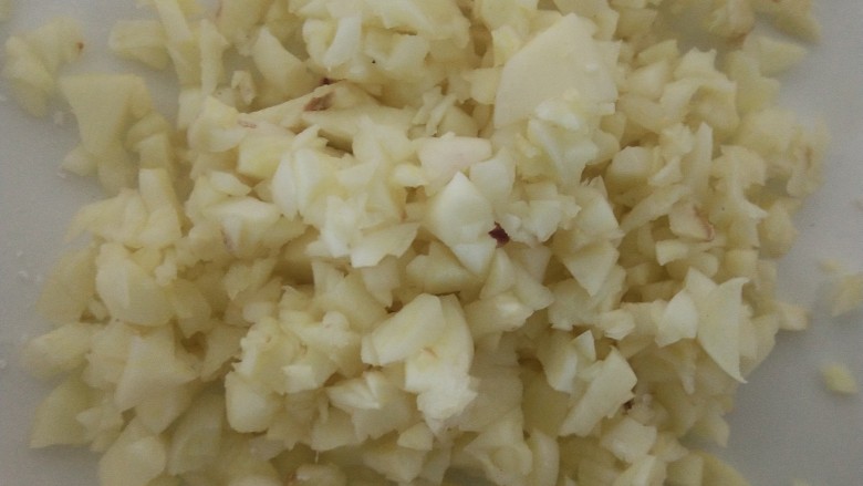 菠菜拌花生米,把蒜切成末备用。