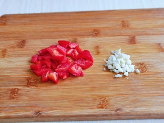 蒜苗炒猪肝,红椒去根去籽切小块，大蒜去皮切碎。