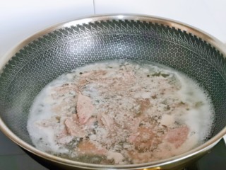 蒜苗炒猪肝,静置好的猪肝，用冷水冲洗干净，锅中加入纯净水烧开，下猪肝，大火烧开立即捞出。