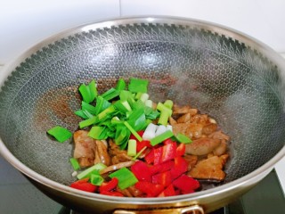 蒜苗炒猪肝,加入切好的青蒜与红椒。