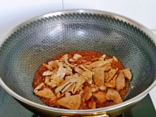 蒜苗炒猪肝,倒入调好的酱汁，翻炒均匀。