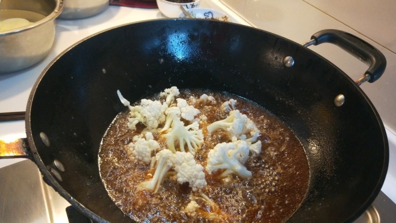 麻辣干锅虾,倒入花菜炸制两分钟。