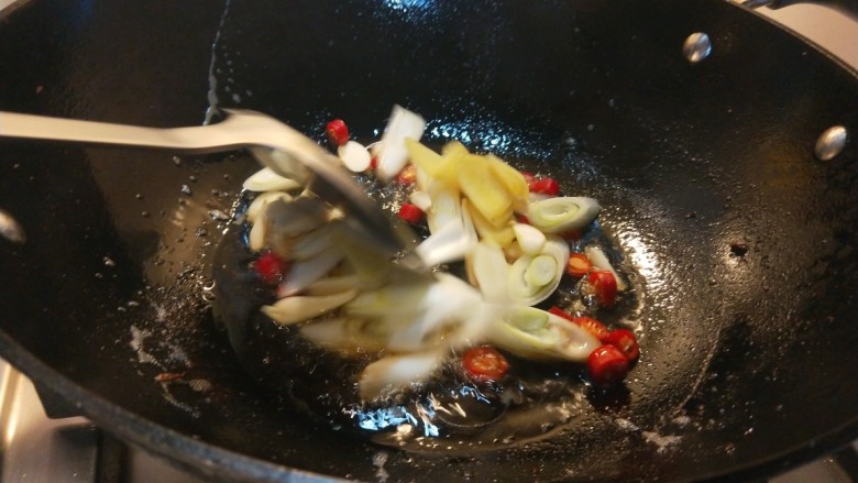 麻辣干锅虾,把油倒出来留下适量的油，倒入葱姜蒜。
