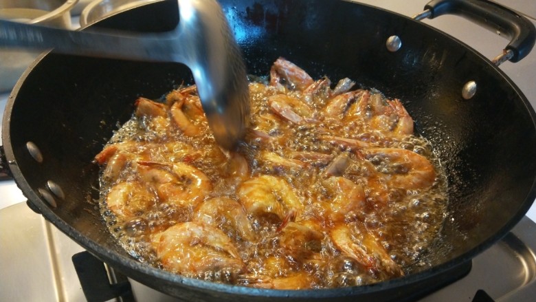 麻辣干锅虾,外皮酥脆捞出来。