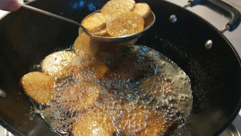 麻辣干锅虾,炸制金黄捞出来。