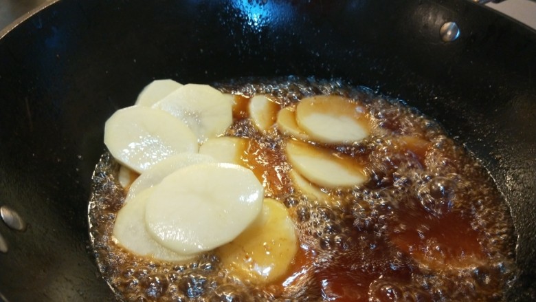 麻辣干锅虾,倒入土豆片。