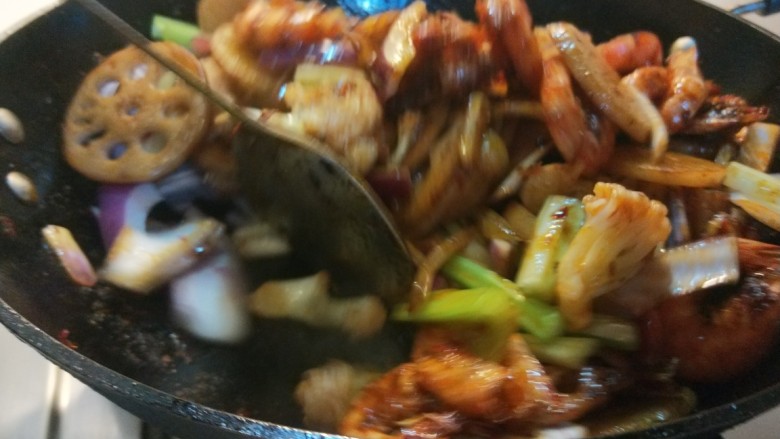 麻辣干锅虾,倒入土豆，藕片。倒入洋葱芹菜炒均匀即可出锅。