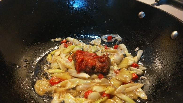 麻辣干锅虾,加入麻辣香锅料。