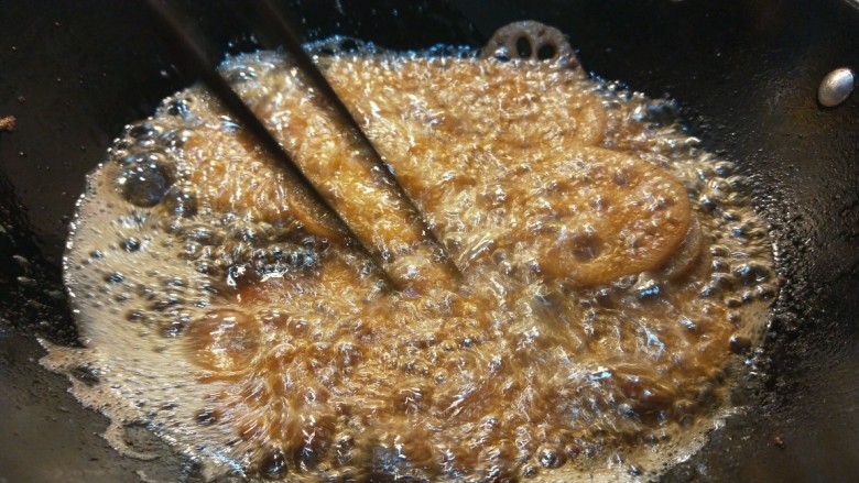 麻辣干锅虾,倒入莲藕片。