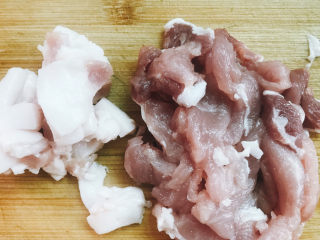 春笋炒肉,去皮后分别将瘦肉和肥肉切成片。