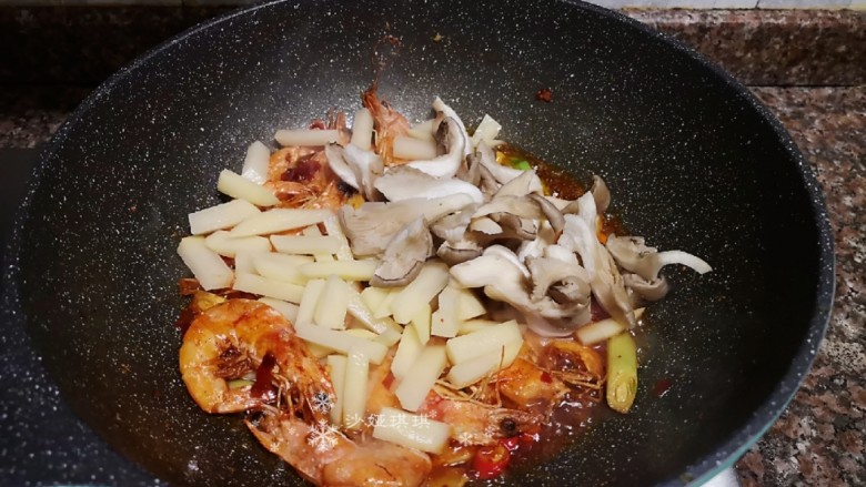 麻辣干锅虾,放入姬菇和土豆条翻炒均匀。