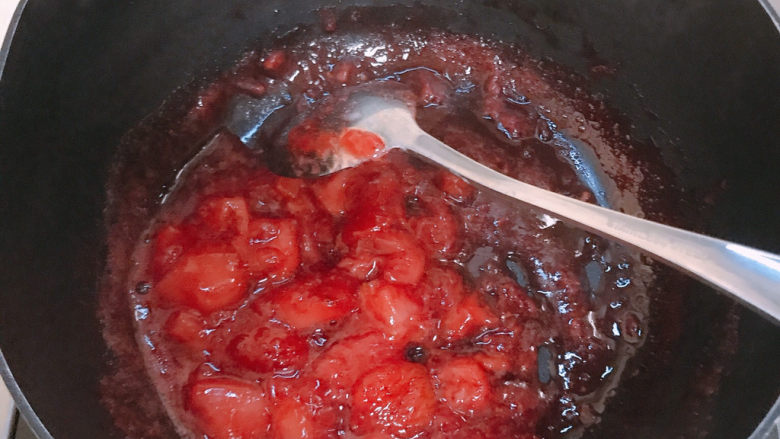 草莓山药,全程小火，大概十几分钟，时不时搅拌，不用加水也不用加油。建议用不粘锅。