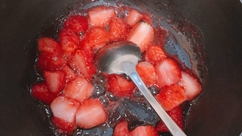 草莓山药,下面来做草莓酱，把腌好的草莓和汁一起倒进锅里