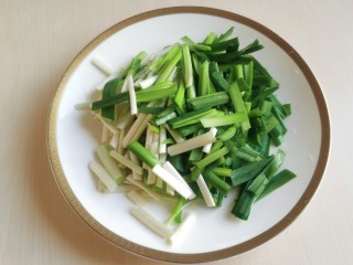 韭菜炒虾仁,韭菜洗净切成韭菜段