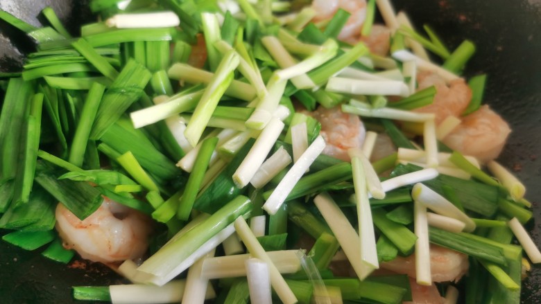韭菜炒虾仁,放入切好的韭菜段。