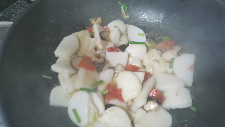 客家美食，大禾米粄，你值得拥有,加西红柿，最后下葱绿翻炒，加入盐巴鸡精即可出锅
