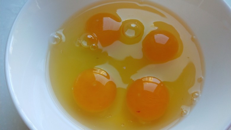 虾仁跑蛋,鸡蛋打入碗中。