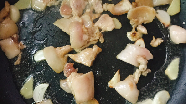 土豆炒肉片,可以先将肥肉放入锅中，煸出猪油。