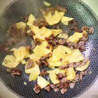 菠萝牛肉炒饭, 炒熟后装入盘中备用。