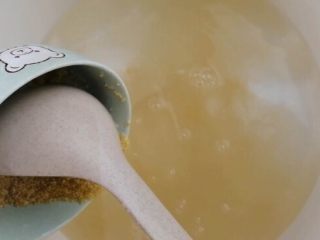 银鳕鱼山药粥,小米倒入沸水中，中火熬煮15min。