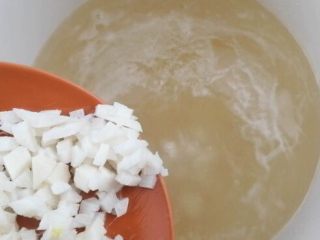 银鳕鱼山药粥,山药丁倒入小米粥中熬煮5min。