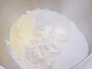 脆底蜂蜜小面包,在搅拌缸中倒入225g高筋面粉和50g低筋面粉。因为这款面包不是吐司,并不需要一片一片的拉丝效果，也不需要特别大的膨发体积，所以在高筋面粉里加一定比例低筋面粉，可以让面包组织更松软。