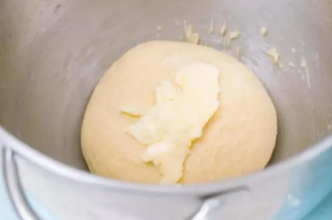 脆底蜂蜜小面包,开启和面机，先用低速(3档)搅拌2分钟成团，再转中速(5档) 搅拌3分钟至基本光滑。