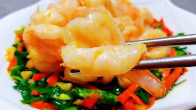 韭菜炒虾仁,虾仁营养价值非常丰富经常食用对身体有益处